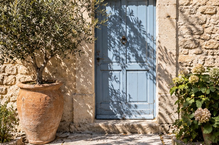Une porte bleue et ses ombres sur une façade en pierre — illustration générée par IA